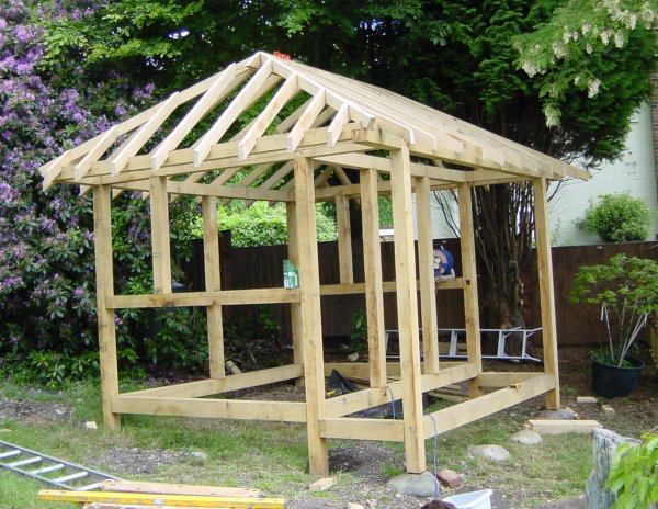 All of the roof trusses now in place and cut to length